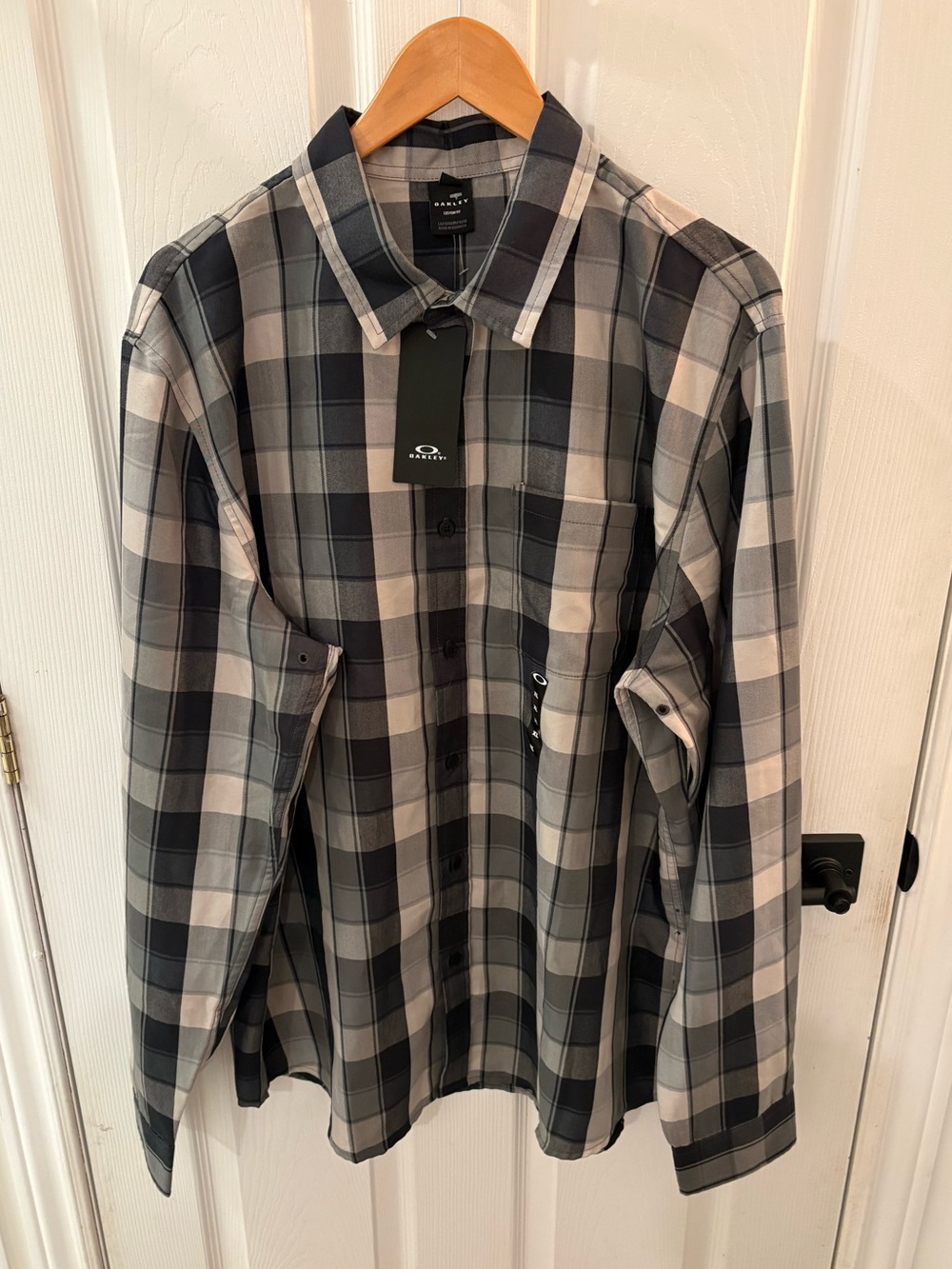 Oakley Men’s Black & Gray Plaid Long-Sleeve Button-Up Shirt